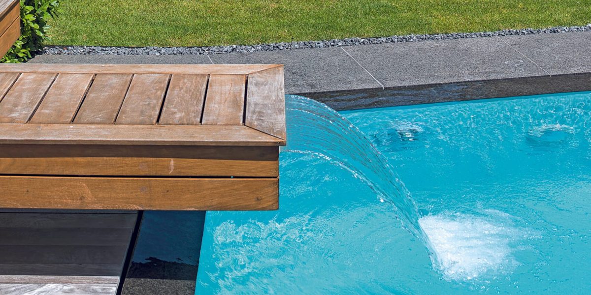 Piscine à débordement miroir forme libre sur mesure