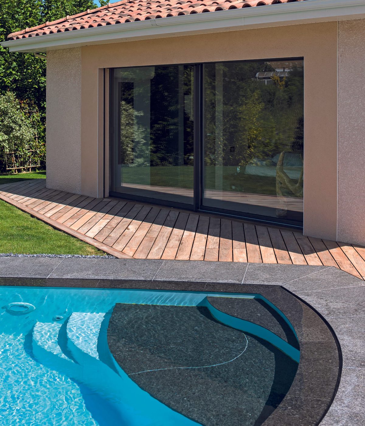 Piscine à débordement miroir forme libre sur mesure