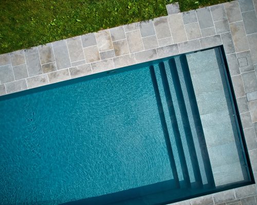 Piscine rectangle avec escalier pleine largeur