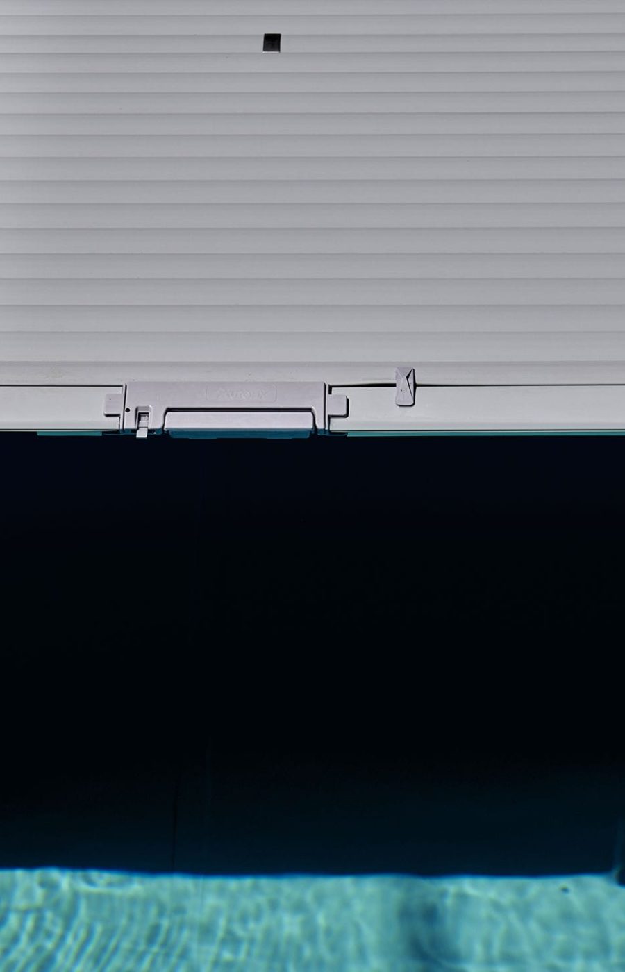 Piscine extérieure avec volet roulant immerge